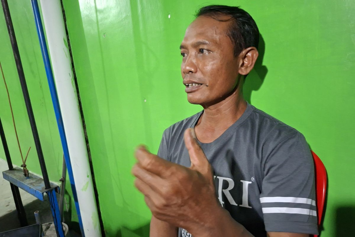 Bakdi (50) warga Gempol, Jati, Jaten, Karanganyar, Jawa Tengah (Jateng) saat diwawancarai, Jumat (2/5/2025) malam.