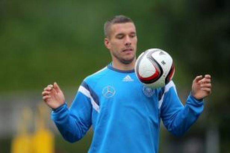 Penyerang Arsenal, Lukas Podolski, mengikuti sesi latihan tim nasional Jerman, di Frankfurt am Main, 8 Oktober 2014.