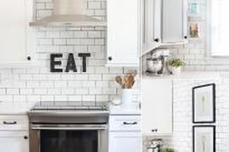 Penempatan huruf yang dirangkai menjadi satu kalimat di dinding, dapat mengubah suasana dapur Anda menjadi lebih segar dan meriah.