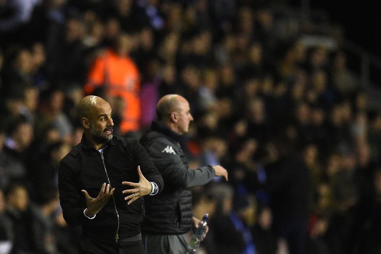 Reaksi Manajer Manchester City, Pep Guardiola (kiri) dan bos Wigan Athletic, Paul Cook, saat menyaksikan pertandingan tim mereka dalam babak kelima Piala FA di DW Stadium, Wigan, 19 Februari 2018. Wigan menang 1-0.