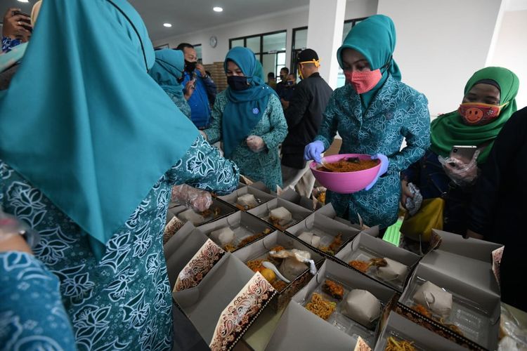 Ketua TP PKK Provinsi Jawa Barat, Atalia Praratya Ridwan Kamil saat meninjau dapur umum Gerakan Nasi Bungkus (Gasibu), Senin (27/4/2020).
