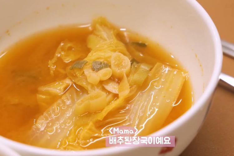 Baechu doenjang guk (sup sawi putih) dari Korea