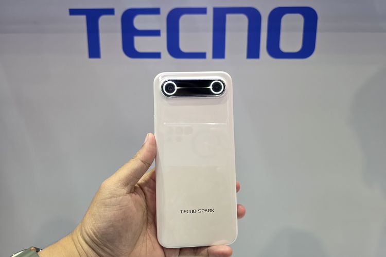 Tecno Mobile memamerkan HP tipis konsep pertamanya bernama Tecno Spark Slim. HP ini disebut memiliki ketebalan hanya 5,75 mm dengan bobo 146 gram.