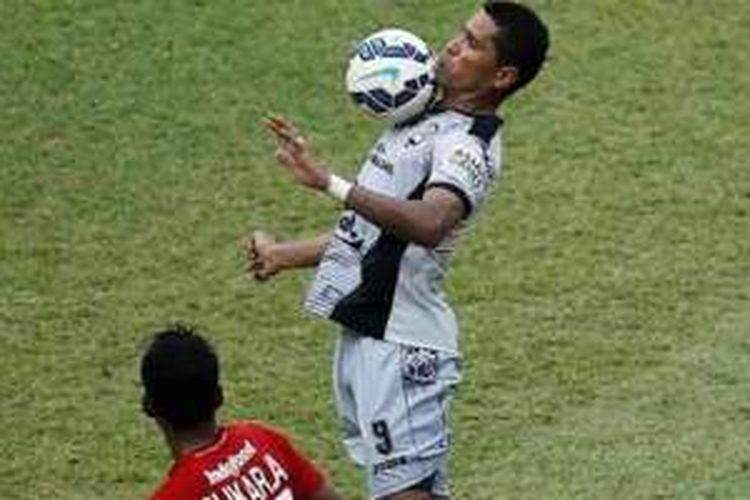 Striker asal Brasil, Beto Goncalves, membela Sriwijaya FC dan berhadapan dengan Bali United pada perebutan peringkat tiga Piala Bhayangkara, Minggu (3/4/2016). 