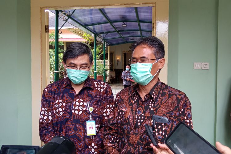 Rektor UGM Panut Mulyono (kanan) sata ditemui di kantor gubernur