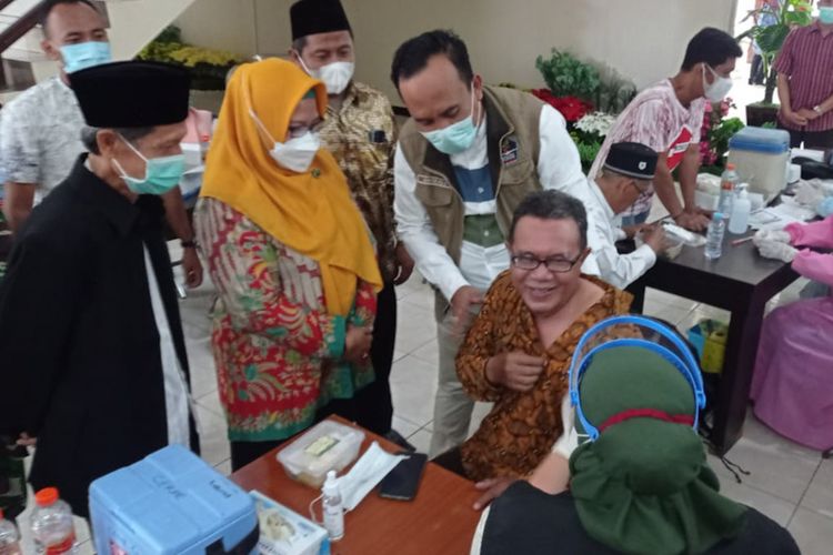 Pelaksanaan vaksinasi kepada ulama, kyai dan imam masjid yang dilaksanakan di kantor Bupati Gresik, Sabtu (6/3/2021).