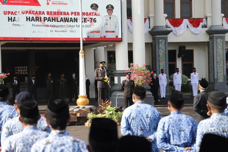 Upacara peringatan Hari Pahlawan di halaman kantor Pemkab Tuban, Rabu (10/11/2021).