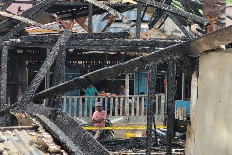 Kondisi pasca kebakaran di Jalan Porsas, Nunukan, Kaltara. Kebakaran diduga akibat pemuda mabuk yang memasak mie instan ditinggal tidur