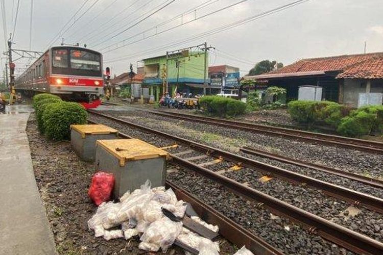 Barang dagangan milik korban tertabrak kereta di pintu perlintasan yang berada di Desa Cilebut Timur, Kecamatan Sukaraja, Kabupaten Bogor, Selasa (14/11/2023). 