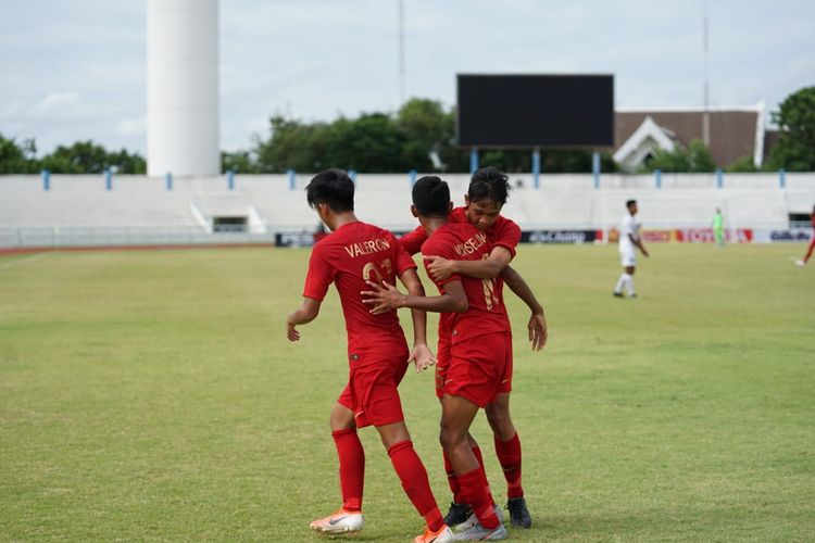 Para pemain timnas U-15 Indonesia merayakan gol ke gawang Myanmar pada laga terakhir penyisihan Grup A Piala AFF U-15, di Lapangan Latihan Chonburi, Minggu (4/8/2019) sore WIB.