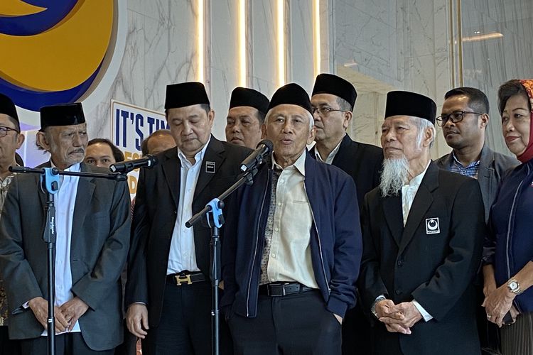 Ketua Umum Partai Masyumi Ahmad Yani beserta sejumlah kader mendatangi Kantor DPP Partai Nasdem, Gondangdia, Menteng, Jakarta Pusat, pada Selasa (5/9/2023). Mereka disambut Ketua DPP Bidang Teritorial Pemenangan Pemilu Partai Nasdem Effendy Choirie atau Gus Choi.