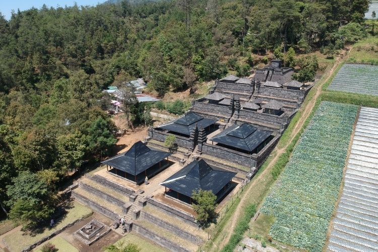 Candi Cetho berada di lereng Gunung Lawu dengan ketinggian 1.496 meter di atas permukaan laut