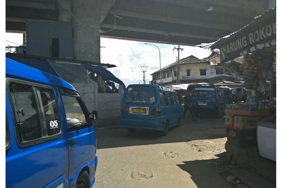 Angkutan umum di Terminal Depok, Kamis (21/3/2019).