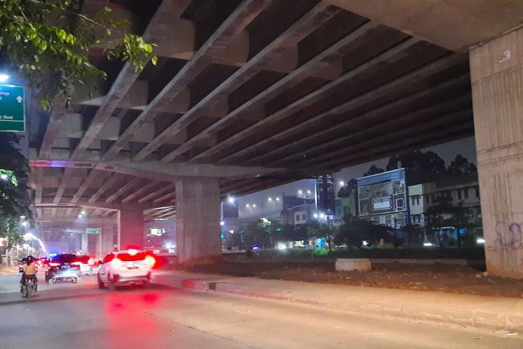 Situasi arus lalu lintas di Jalan Kalimalang, Kota Bekasi arah Kabupaten Bekasi lancar setelah magrib, Sabtu (7/5/2022). 