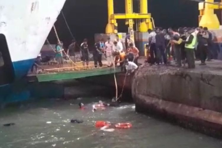 Sebuah kendaraan tercebur ke laut saat akan masuk ke dalam kapal di dermaga dua Pelabuhan Merak pada Jumat (23/12/2022) malam. Dua orang penumpang berhasil diselamatkan petugas gabungan