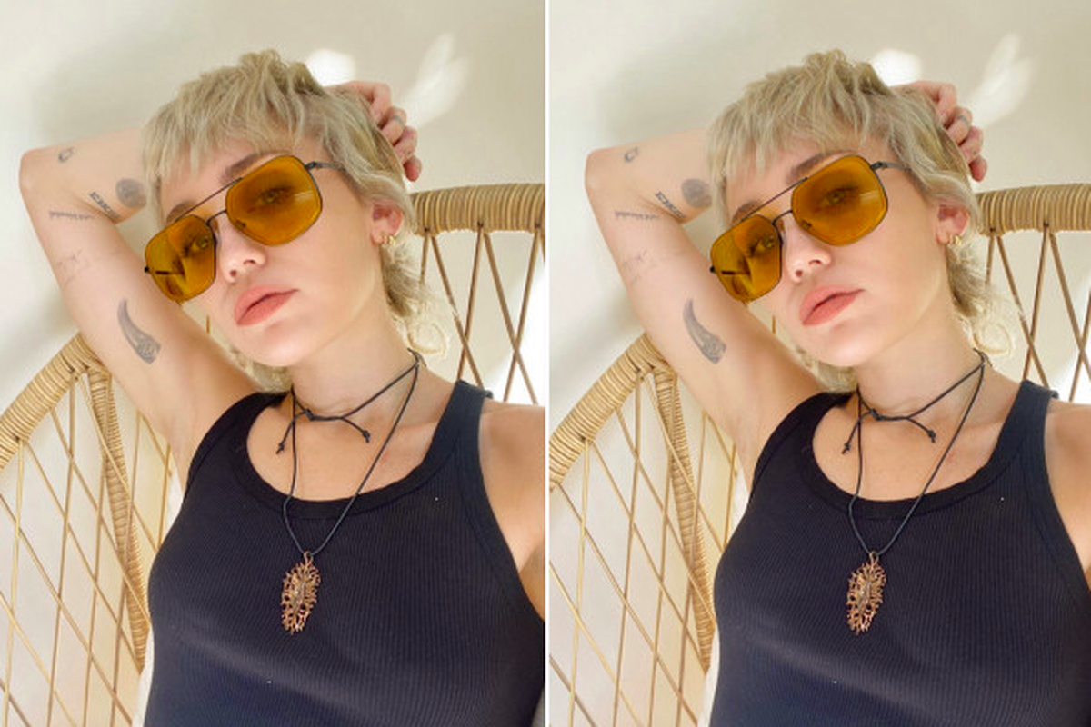 Penyanyi Miley Cyrus memamerkan kalung karya Vivienne Westwood dengan liontin berbentuk vagina.