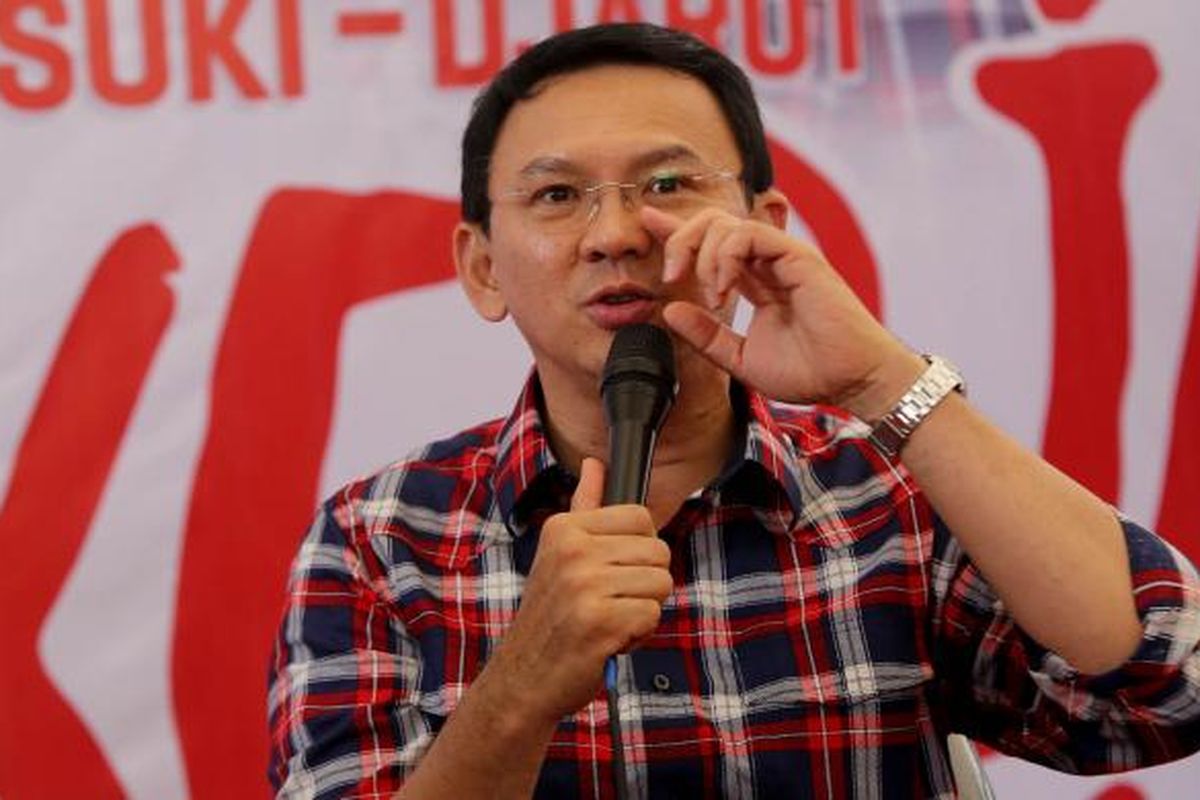 Calon pasangan cagub-cawagub DKI, Basuki Tjahaja Purnama saat menerima pengaduan dari warga di Rumah Lembang, Menteng, Jakarta Pusat, Senin (5/12/2016). Ahok menerima pengaduan warga mengenai permasalahan Ibu Kota setiap pagi dari Senin hingga Jumat di Rumah Lembang, Menteng, Jakarta. 