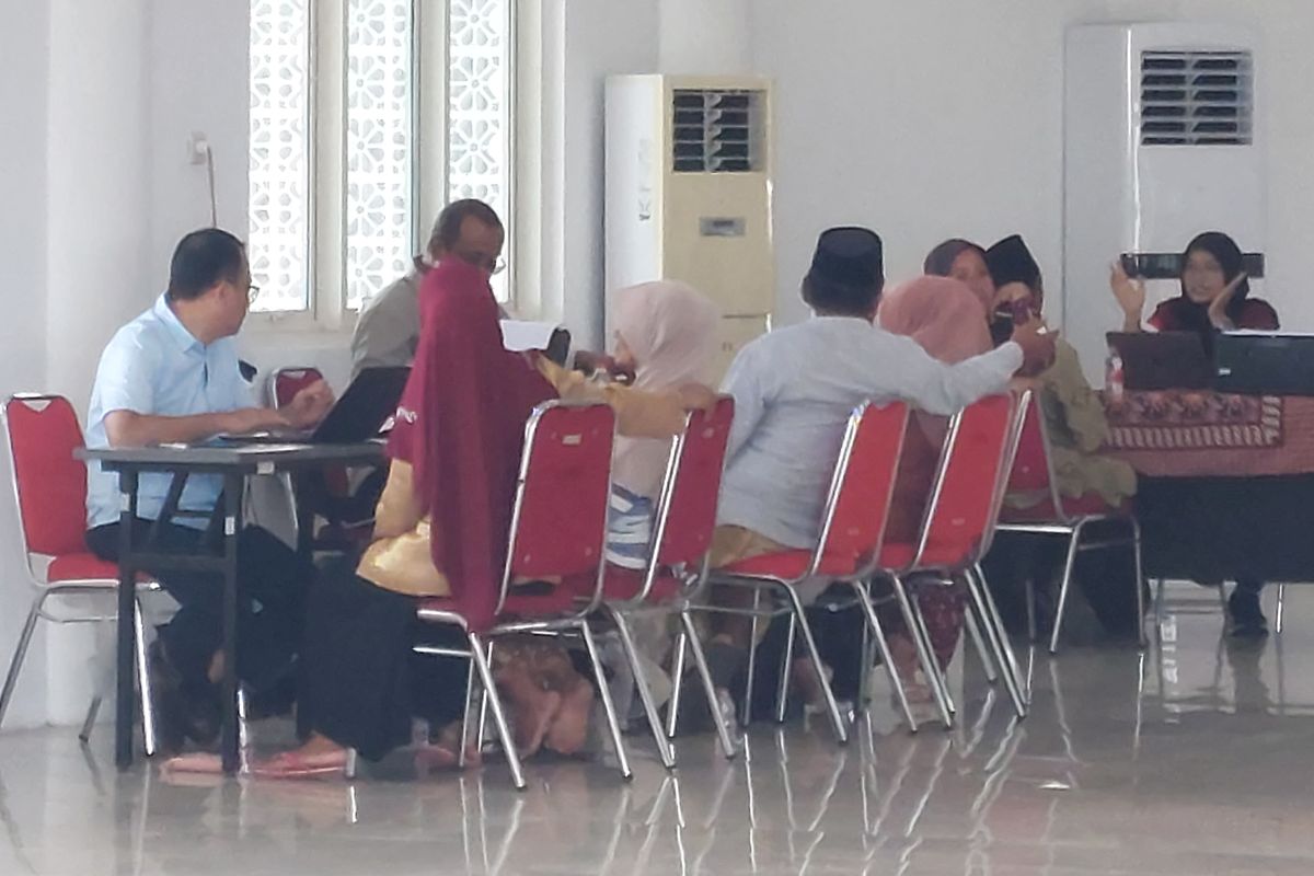 Para penerima manfaat BSPS saat dimintai keterangan oleh penyidik Kejati Jatim di Sumenep, Kamis (22/5/2025). 