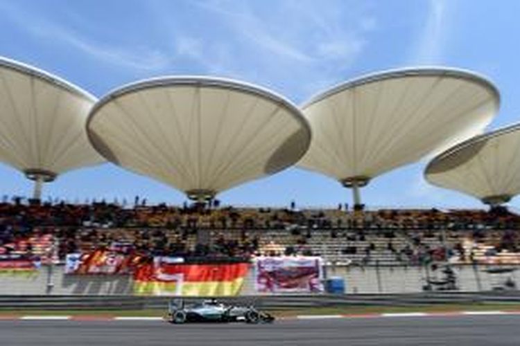 Pebalap Mercedes asal Inggris, Lewis Hamilton, memacu mobilnya pada sesi latihan ketiga GP China di Sirkuit Shanghai, Sabtu (11/4/2015).
