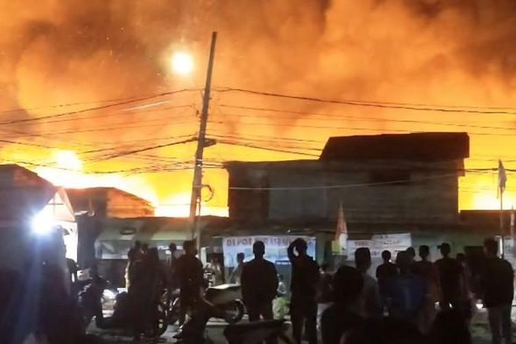 Pabrik pengolahan limbah oli di Karawang, Jabar, terbakar sejak Kamis (23/10/2025) malam hingga Jumat (23/10/2025) pagi.