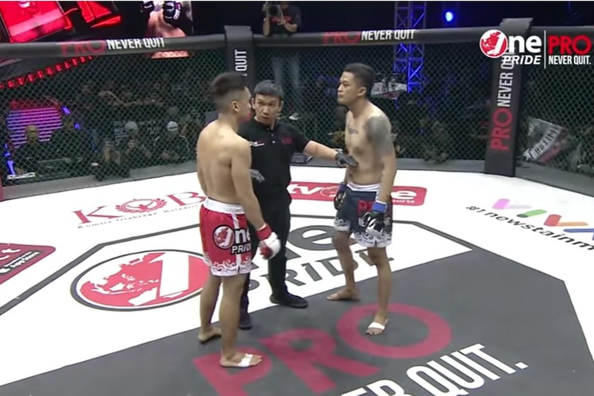 Aktor Randy Pangalila vs Adhi Prawira pada laga Celebrity Match One Pride Pro Never Quit Fight Night 33 di Jakarta, Sabtu (26/10/2019).
