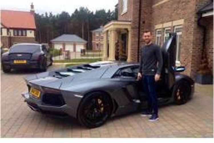 Steven Fletcher mejeng di samping Lamborghini miliknya.