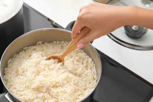 4 Cara Atasi Nasi Kelembekan atau Kebanyakan Air