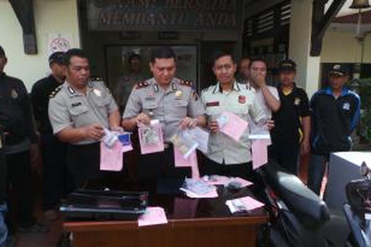 Barang bukti hasil pencurian oleh seorang pembantu rumah tanggal di kawasan Mampang disita aparat kepolisian. Senin (29/12/2014).