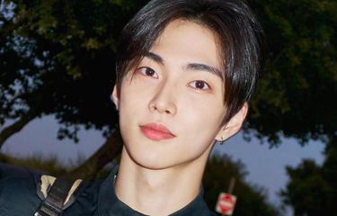 Media sosial digemparkan dengan beredarnya foto member boy group RIIZE, Seunghan, yang tampak sedang mencium kekasihnya di salah satu hotel di Korea Selatan.