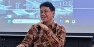 Sempat Dikabarkan Sakit, Purbaya Muncul di Mal dan Berenang