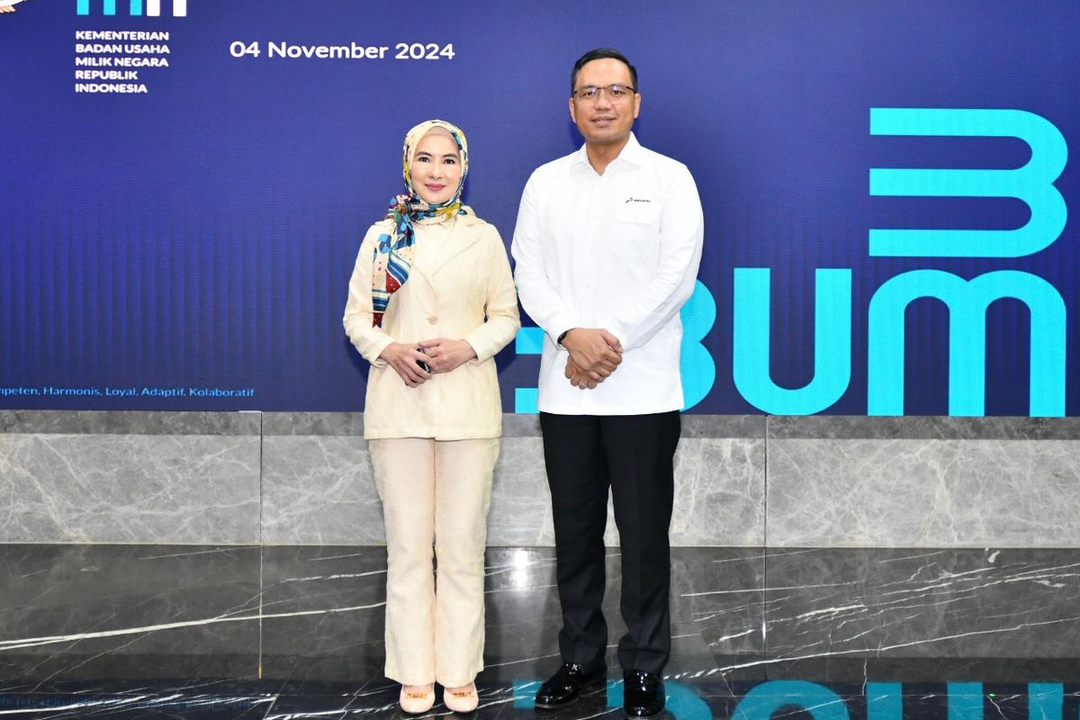 Pergantian posisi Direktur Utama PT Pertamina (Persero) dari Nicke Widyawati (kiri) ke Simon Aloysius Mantiri (kanan). Pergantian ditetapkan dalam Rapat Umum Pemegang Saham (RUPS) Pertamina yang berlangsung Senin (4/11/2024).  