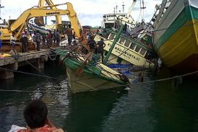 Evakuasi kapal yang tenggelam di pelabuhan Bajoe, Kabupaten Bone, Sulawesi Selatan berjalan dramatis akibat cuaca buruk yang melanda. Selasa, (31/12/2013).