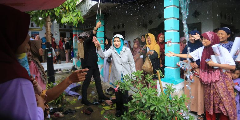 Calon gubernur Banten nomor urut satu Airin Rachmi Diany saat menyapa warga yang ada ke Kabupaten Pandeglang, Jumat (22/11/2024). 