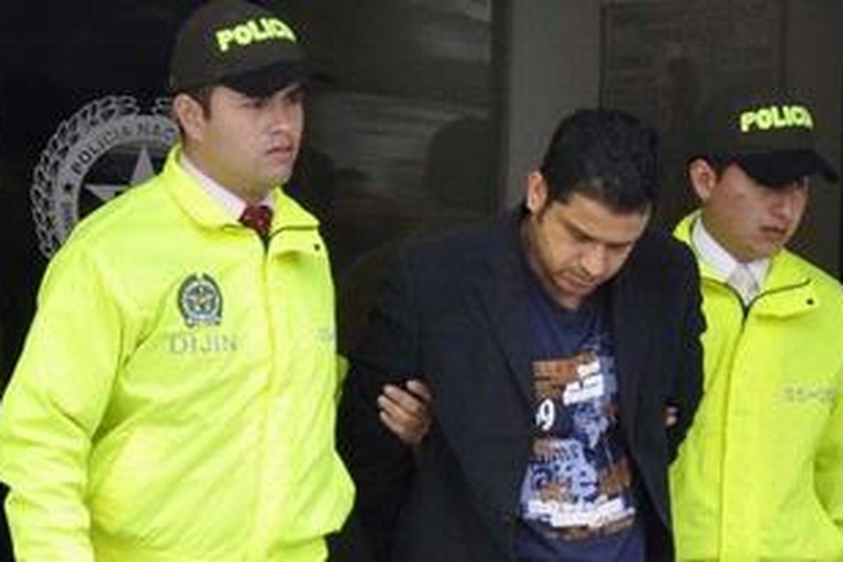 Polisi Nasional Kolumbia mengawal M Nazaruddin di Bogota, Senin (9/8) waktu setempat atau Selasa (10/8/2011) WIB.