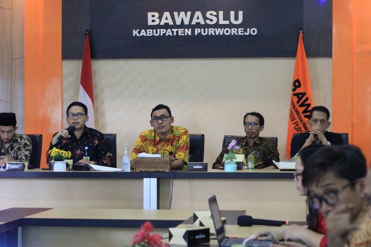 Bawaslu Kabupaten Purworejo puluhan kepala desa dan ratusan perangkat desa namanya masuk dalam keanggotaan partai politik pada Sistem Informasi Partai Politik (Sipol). Bahkan satu pegawai di Bawaslu juga masuk dalam Sipol.