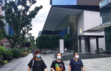 Ibu-Ibu terlihat memakai masker ketika berjalan di dekat Apple Store di surga belanja Orchard Road, Singapura, Sabtu (04/04/2020). Meningkatnya kasus transmisi lokal di negeri  &ldquo;Singa&rdquo; membuat pemerintah Singapura menghimbau warganya untuk memakai masker ketika keluar rumah