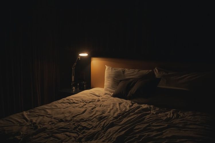 Cahaya minimal di kamar tidur bisa membantu kita lebih cepat tidur.
