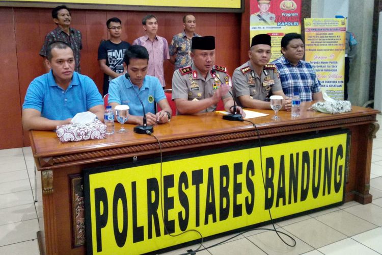 Kapolda Jabar Irjen Agung Budi Maryoto yang didampingi Kapolrestabes Bandung Kombes Hendro Pandowo serta Kepala Kesehatan dan Penelitian Kebun Binatang Bandung Dedi Trisasongko tengah menjelaskan peristiwa pelemparan rokok oleh pengunjung kepada orangutan di Kebun Binatang Bandung.