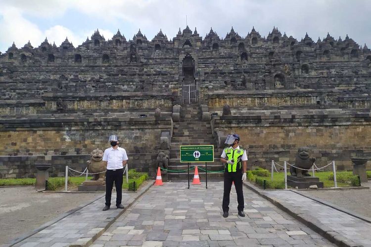 Petugas dengan masker dan face shield berjaga di zona I Candi Borobudur Magelang, Senin (7/7/2020).