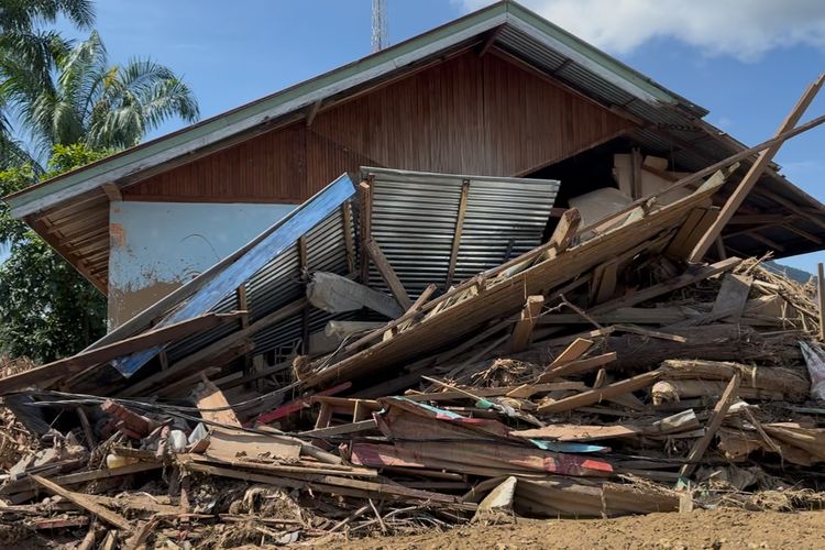 Kondisi di sepanjang jalan utama Jorong Kayu Pasak, Nagari Salareh Aia Induk, Palembayan, Agam, Sumatara Barat pada Sabtu (6/12/2025) siang. Sepanjang mata memandang, terlihat hanya kehancuran. Bangunan roboh terhantam banjir bandang dan tertimbun lumpur. Mobil tersapu dan menghantam rumah.