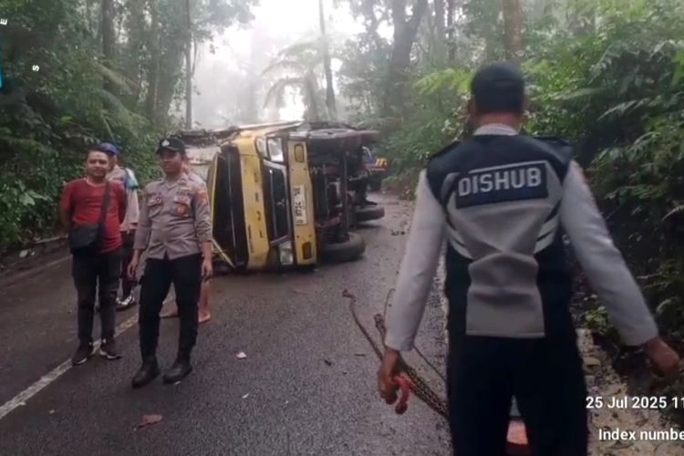 Kecelakaan truk box di jalur alternatif Banyuwangi-Bondowoso. 