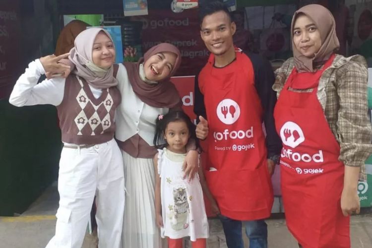 Mian (30), pemuda asal Kabupaten Pangandaran, Jawa Barat tersebut banting setir dari pengemudi ojek online (ojol) menjadi pengusaha ayam geprek.
