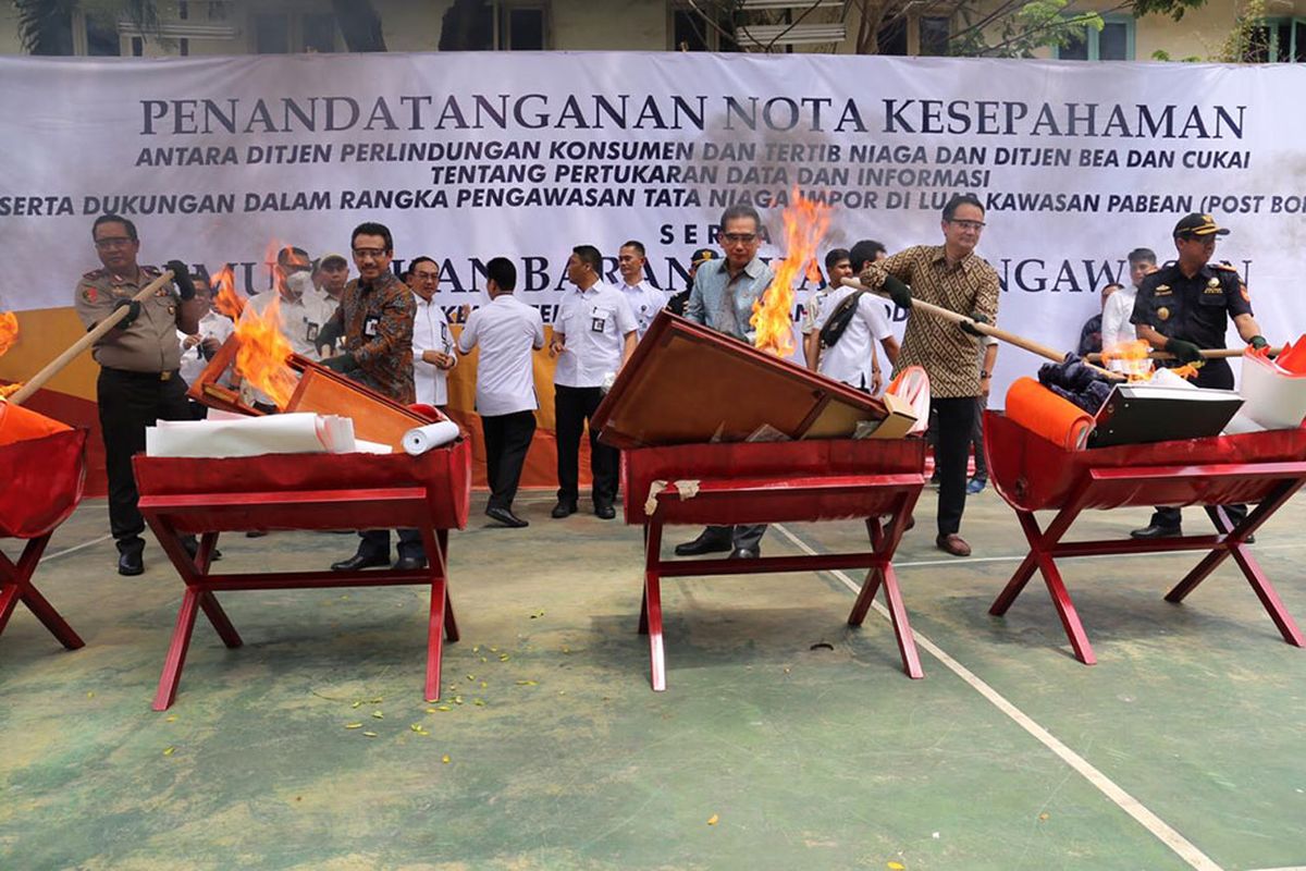 Pemusnahan barang impor yang menyalahi aturan di Kantor Kemendag, Rabu (18/12/2019).