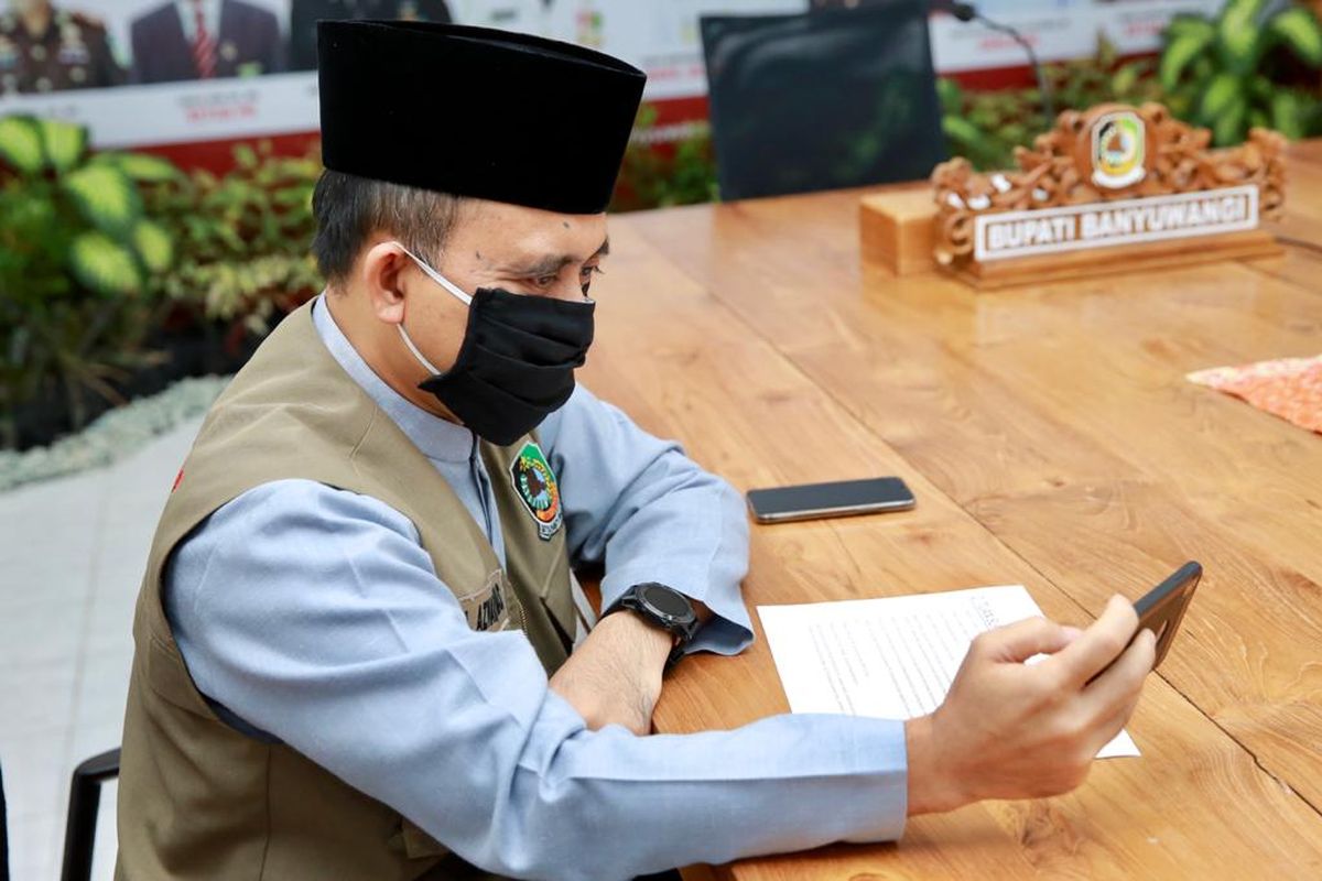 Bupati Banyuwangi Abdullah Azwar Anas menyapa para penyintas Covid-19 yang telah dinyatakan sembuh melalui layanan video call pada Minggu (10/5/2020).
