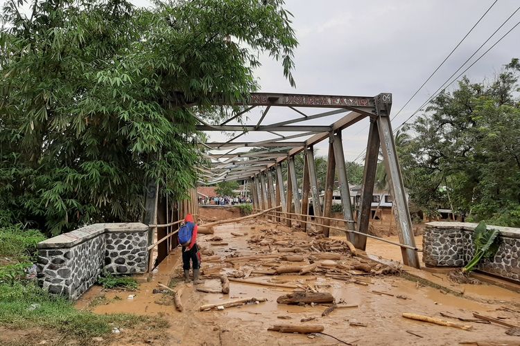Satu Jembatan yang menghubungkan tiga kecamatan di Kabupaten Lebak putus setelah banjir bandang menerjang Rabu (1/1/2020) pagi