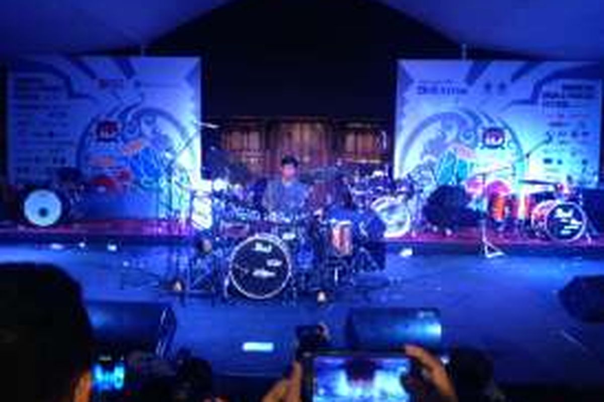 Drummer Gilang Ramadan saat tampil solo dalam IDP Fest 2016 di Bentara Budaya Jakarta, Palmerah Selatan, Jakarta Pusat, Sabtu (2/4/2016). 