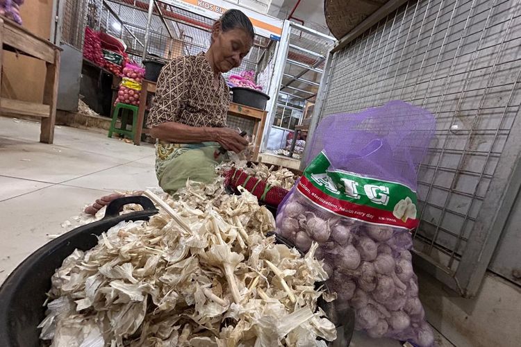 Prabowo Sebut Upah Kupas Bawang Rp 700.000, Apa Kata Buruh Pasar Legi Solo?