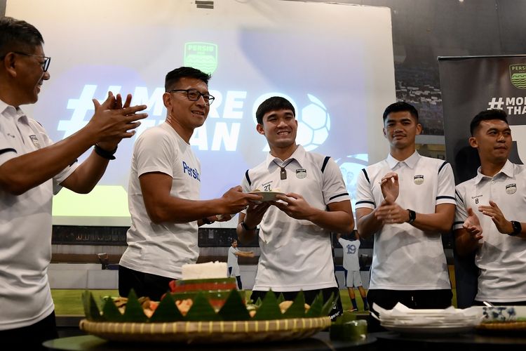 Teddy Tjahjono Direktur Persib Bandung memberikan potongan tumpeng kepada perwakilan pemain Zalnando dalam syukuran sederhana HUT Persib ke-90 pada Selasa (14/3/2023) di Graha Persib Jl Sulanjana Bandung. 