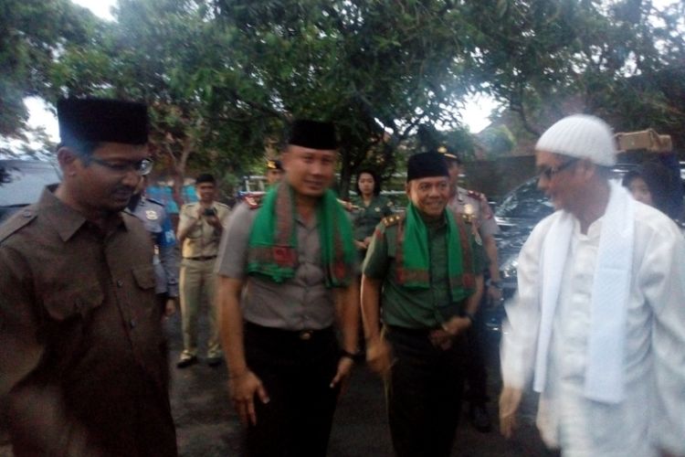 Kapolda Jabar bersama Pangdam III Siliwangi diterima pimpinan Pondok Pesantren Al-Bayyinah Garut KH Cecep Abdul Halim dan Wakil Bupati Garut dr Helmi Budiman