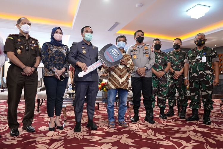 Warga asal Kelurahan Nanggala Sangpiak Salu, Kecamatan Naggala, Kabupaten Toraja Utara, Amos Mili (48) mendapatkan hadiah 1 unit mobil pada Gebyar Hadiah Sulsel Kebut Vaksinasi yang dilaksanakan oleh Pemerintah Provinsi Sulawesi Selatan.